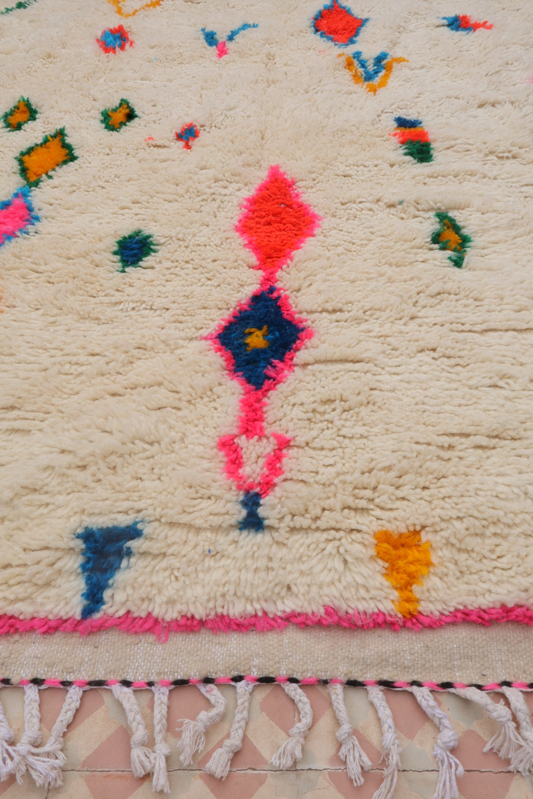 rug Berber Azilal White with Fluorescent Colored Patterns Pink Fluorescent Edges- 310 x 194 cm 