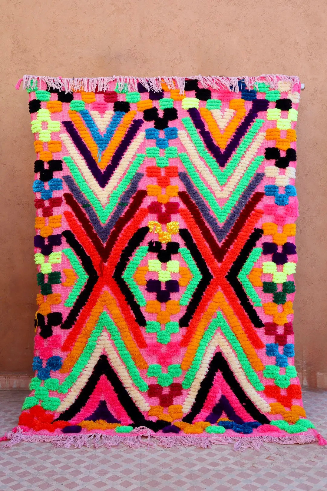 Tapis Berbère Coloré Rose  Motifs Fluos-  207 x 153  cm Néda