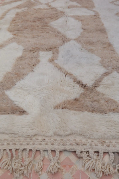 Tapis Berbère Béni Ouarain Blanc à Motifs Abstraits Beige Foncé Shaggy - 236 x 155 cm Néda