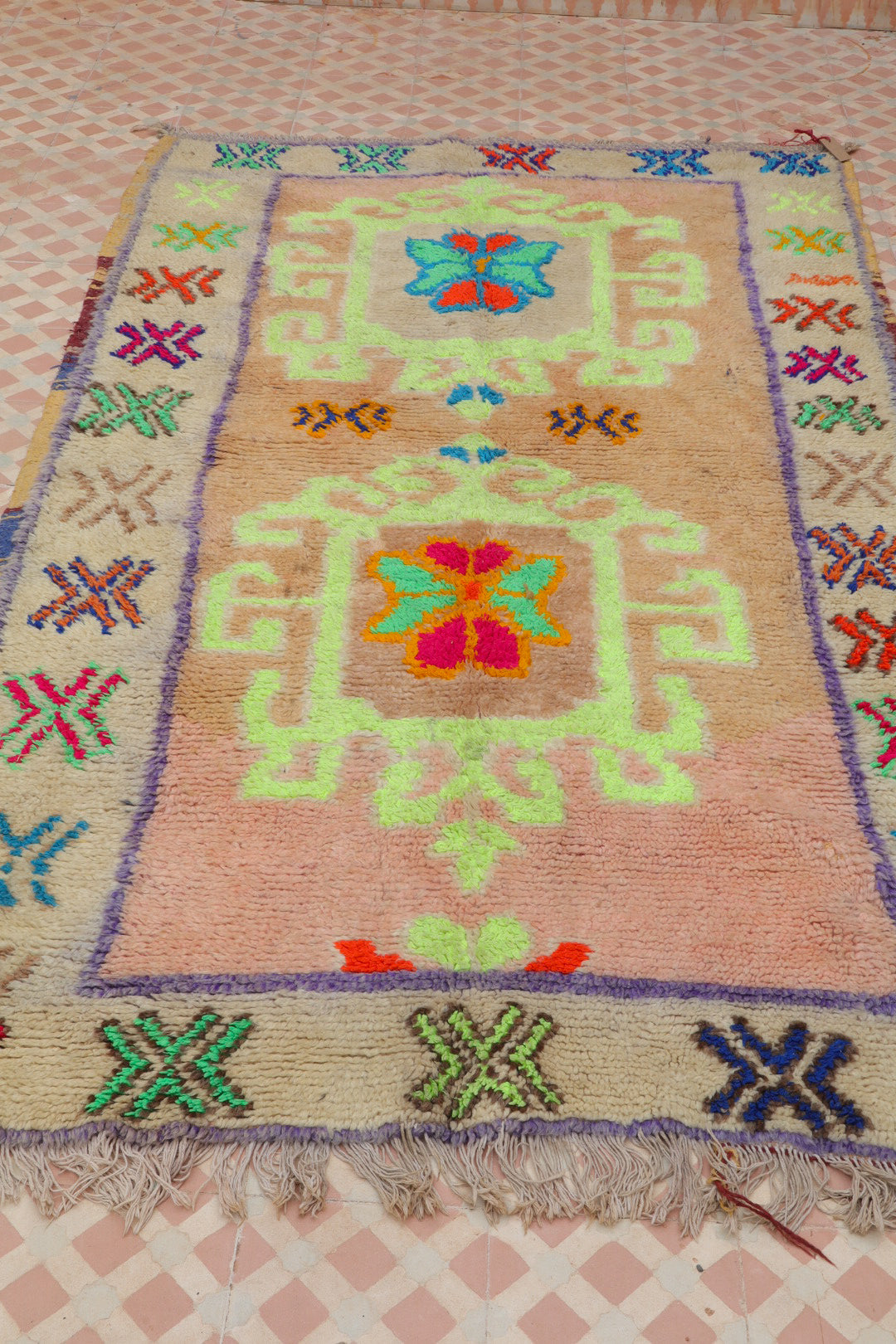 Alfombra bereber Azilal Beige con motivos de color Fluo - 210 x 118 cm