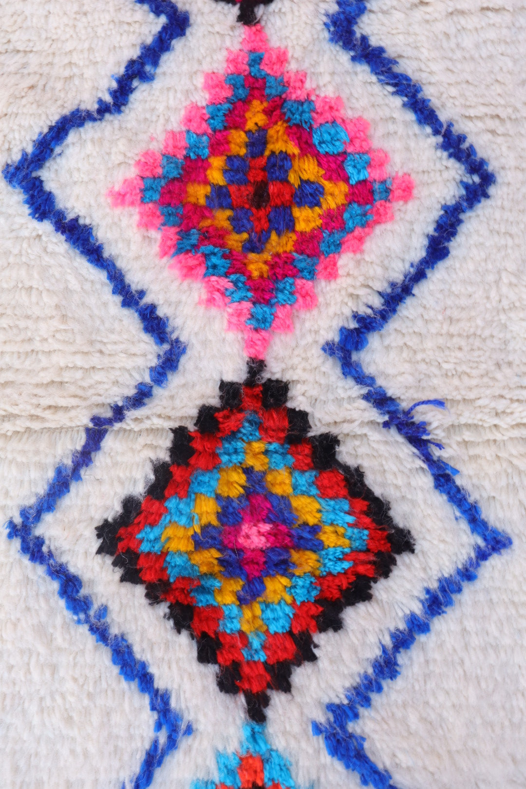 Tapis Berbère Azilal Blanc Motifs Losanges Colorés et Fluo- 152 x 102 cm Néda