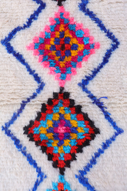 Tapis Berbère Azilal Blanc Motifs Losanges Colorés et Fluo- 152 x 102 cm Néda