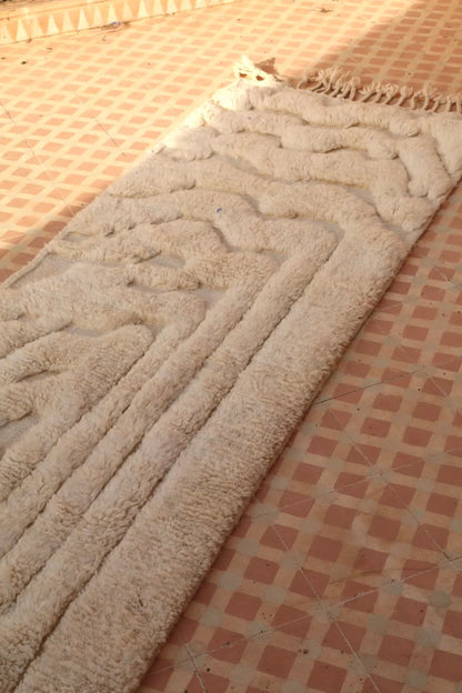 Tapis Berbère de Couloir Béni Ouarain Blanc Moderne à Reliefs Qualité Supérieure- 315 x 76 cm Néda