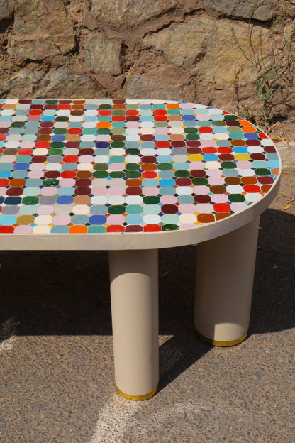 Table en Zellige multicolore ovale design et  moderne pieds tubulaires couleur crème finition laiton 