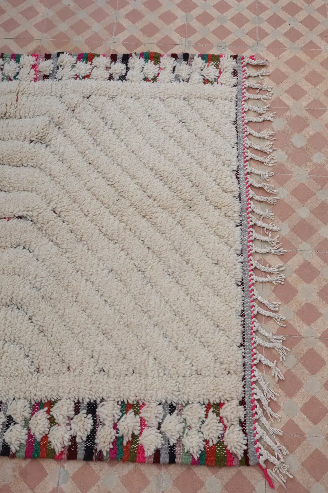 Tapis Berbère Béni Ouarain Blanc et Multicolore Reliefs - 154 x 102 cm Néda