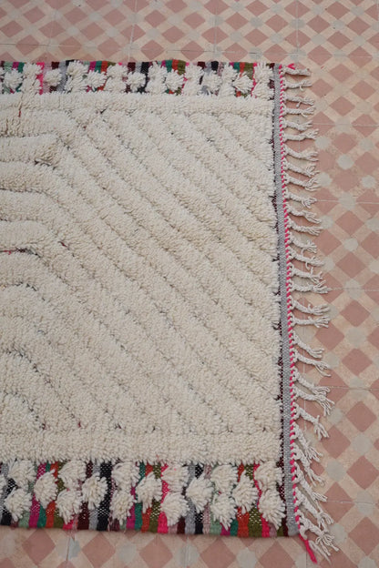 Tapis Berbère Béni Ouarain Blanc et Multicolore Reliefs - 154 x 102 cm Néda
