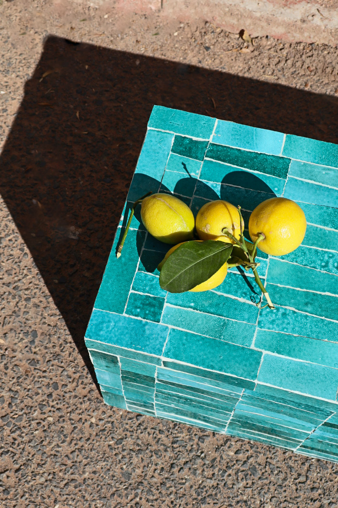 Table basse en Zellige bleu turquoise moderne, table basse carrelée en Zellige moderne bleu turquoise de luxe, table basse carrelée en Zellige contemporaine bleu turquoise 