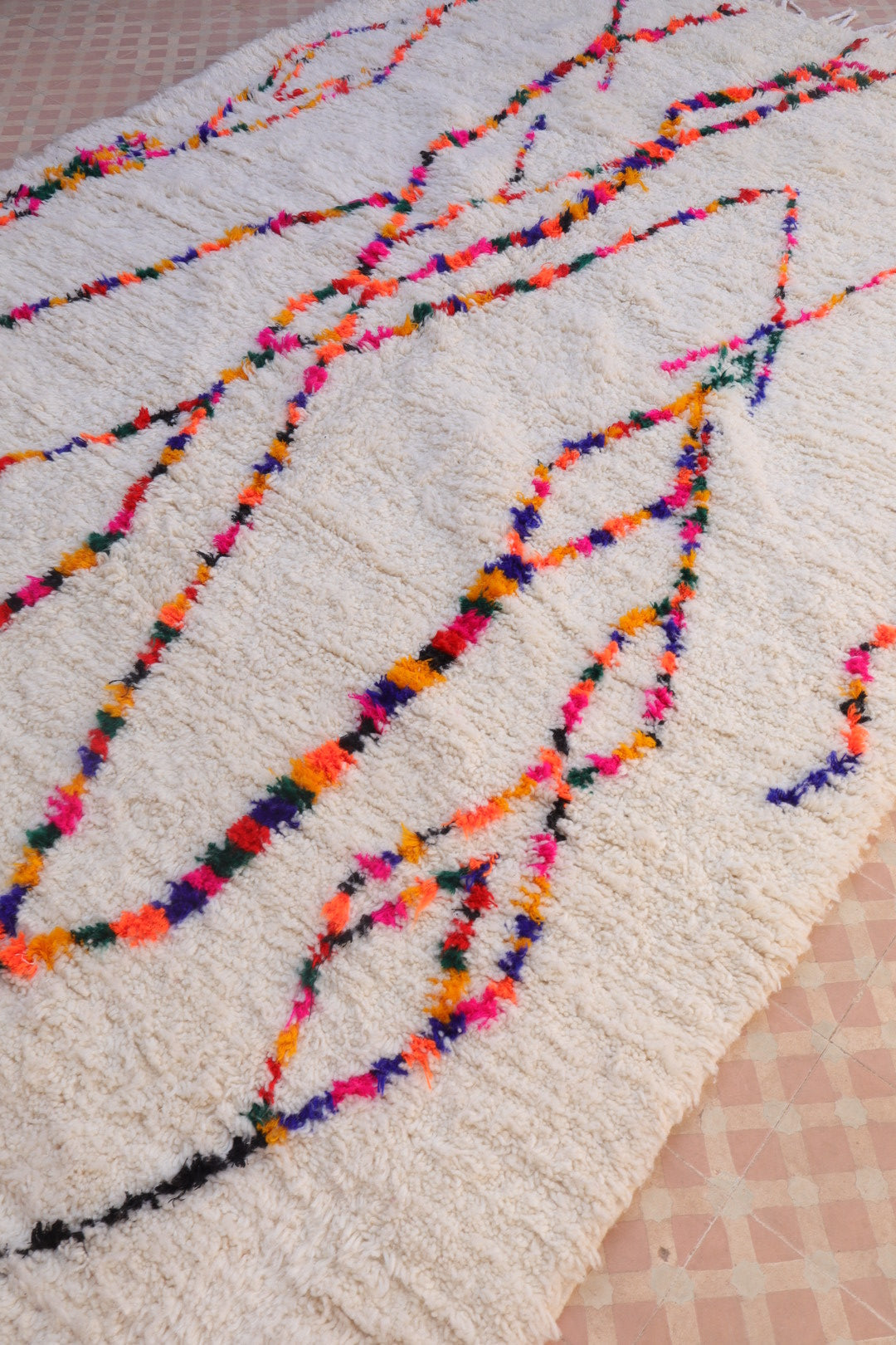 Tapis Azilal Berbère Blanc à Motifs Colorés et Fluo – Fait main- 307 x 207 cm Néda