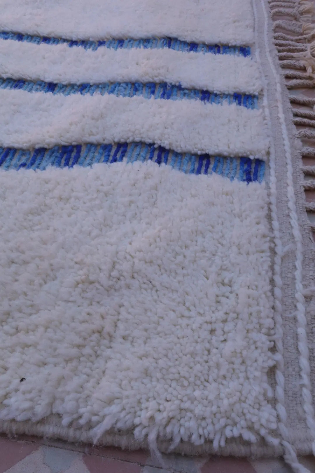 Tapis Berbère Béni Ouarain Blanc à Motifs Creusés Bleu Klein - 287 x 198 cm Néda