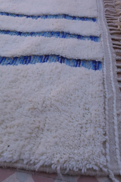 Tapis Berbère Béni Ouarain Blanc à Motifs Creusés Bleu Klein - 287 x 198 cm Néda