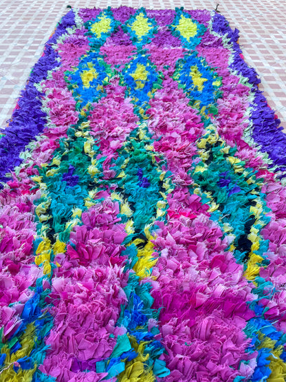 tapis berbère boucherouite de couloir rose et violet à motifs fluo, tapi sberbère de couloir fait-main upcyclé, tapis berbère coucherouite de couloir rose et violet 