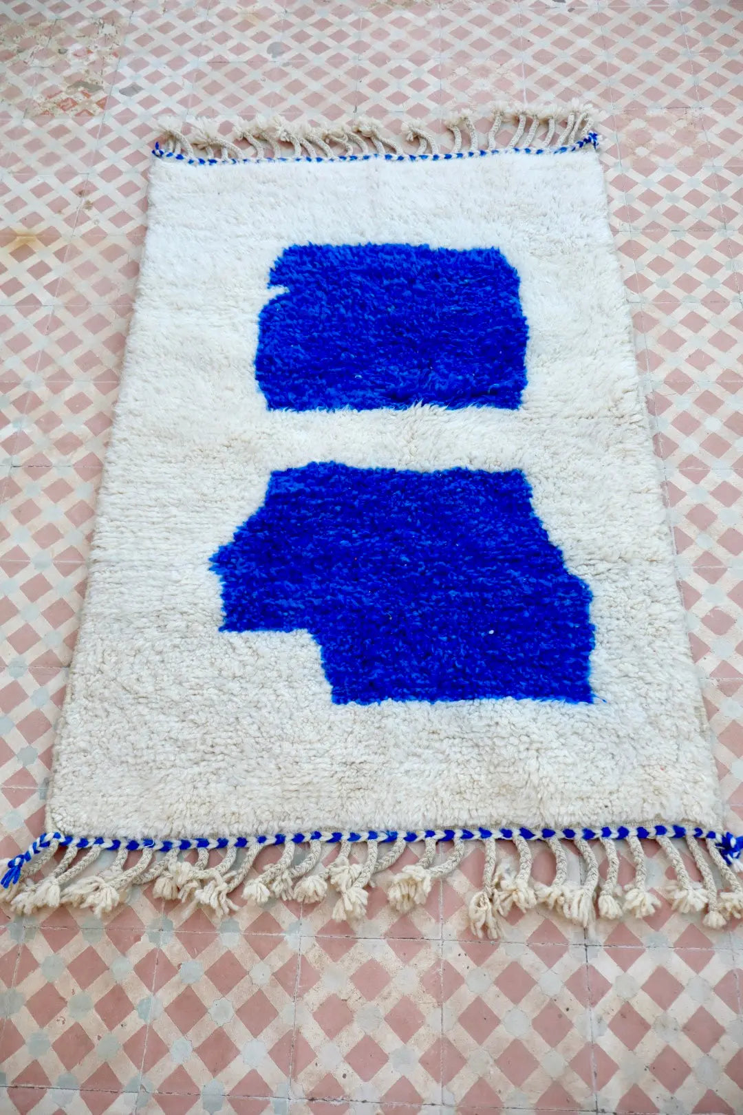 Tapis Berbère Béni Ouarain Blanc et Bleu Majorelle Moderne- 152 x 100 cm Néda