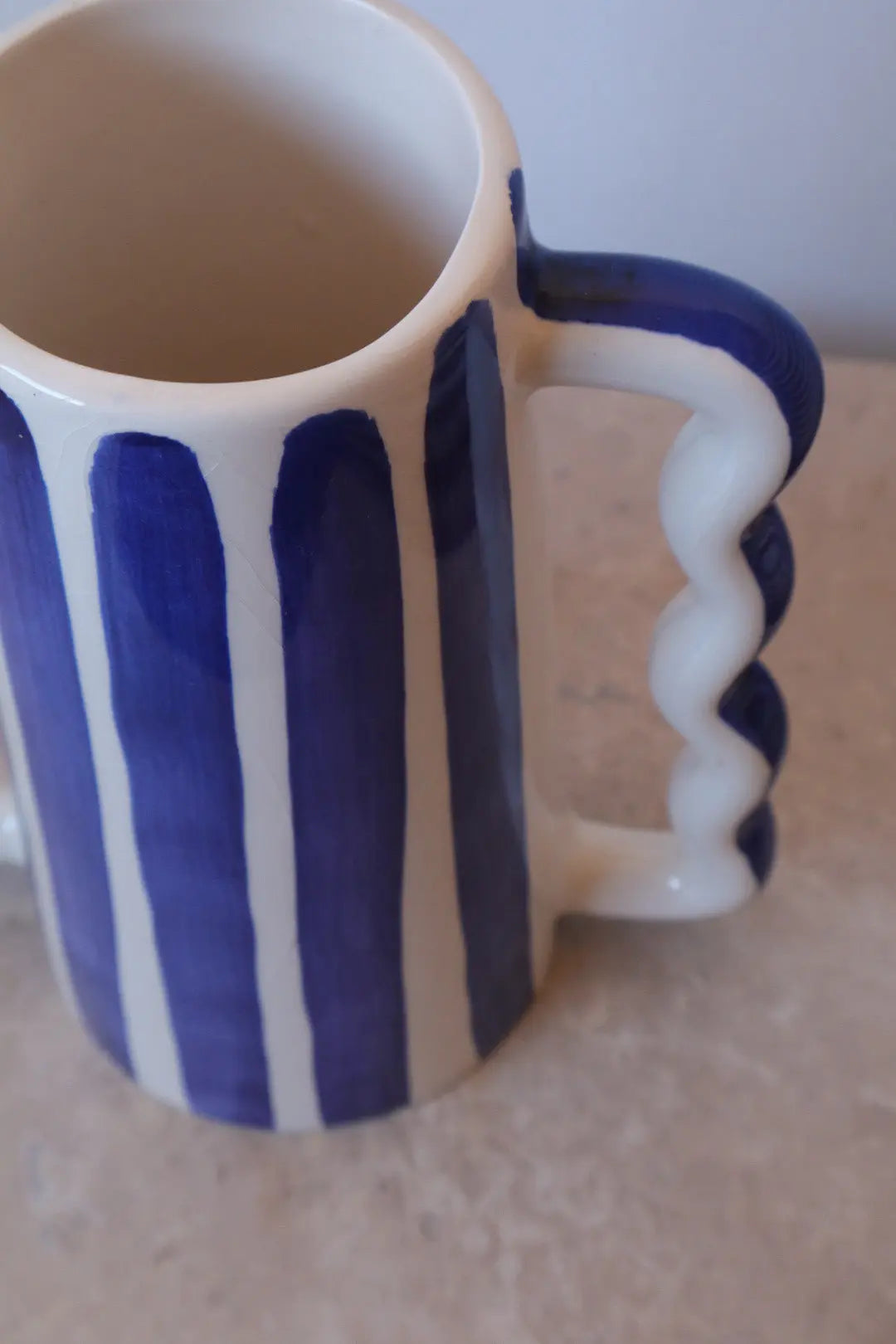 Vase abstrait en céramique à rayures Bleu Majorelle et blanches Néda