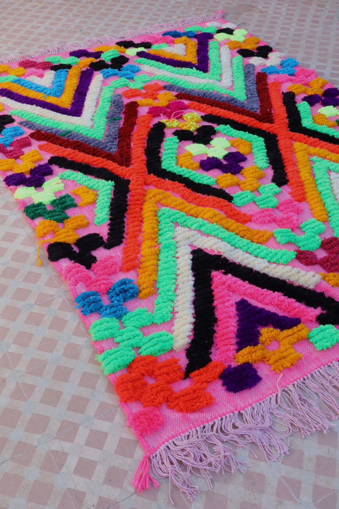 Tappeto Berbero Colorato Rosa Motivi Fluo- 190 x 142 cm Néda