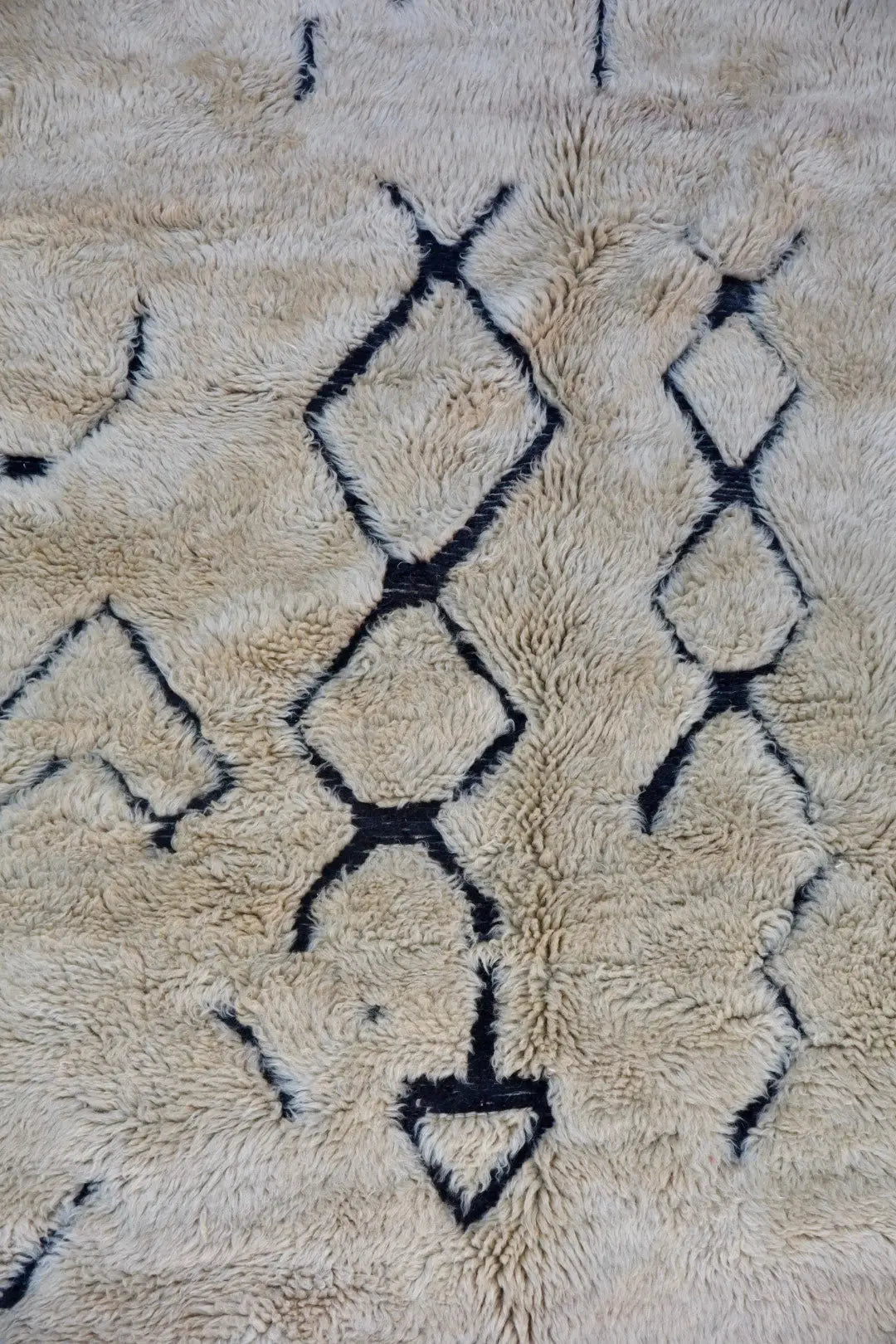 Tapis Berbère Mrirt Foncé Motifs Abstraits Reliefs Noirs - 311 x 200 cm Néda