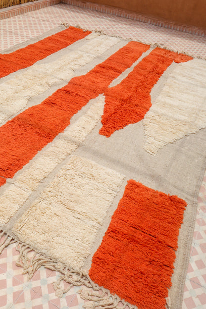 Tapis Berbère Béni Ouarain Moderne Coloré Orange et Blanc À Reliefs - 300 x 250 cm Néda