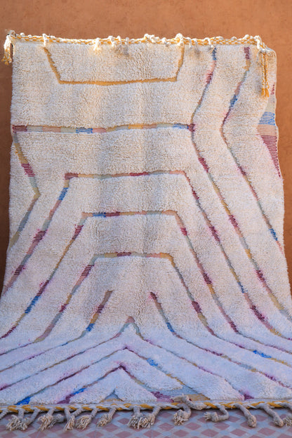 Alfombra bereber Beni Ouarain blanca con motivos en relieve sobre tejido Kilim coloreado - 318 x 200 cm