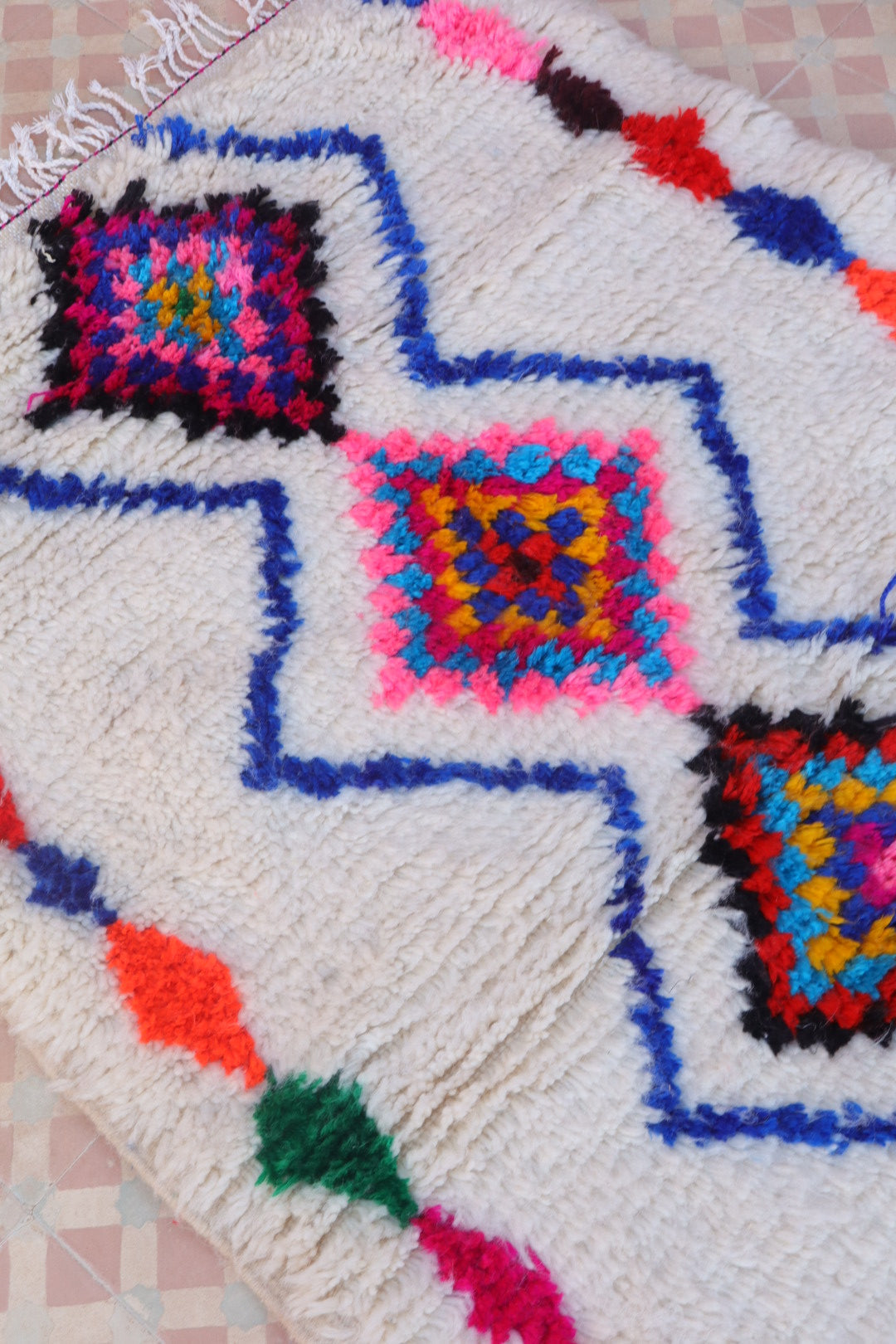 Tapis Berbère Azilal Blanc Motifs Losanges Colorés et Fluo- 152 x 102 cm Néda