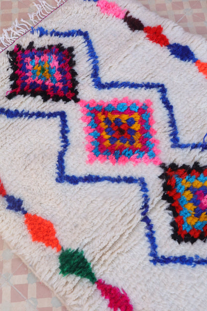 Tapis Berbère Azilal Blanc Motifs Losanges Colorés et Fluo- 152 x 102 cm Néda