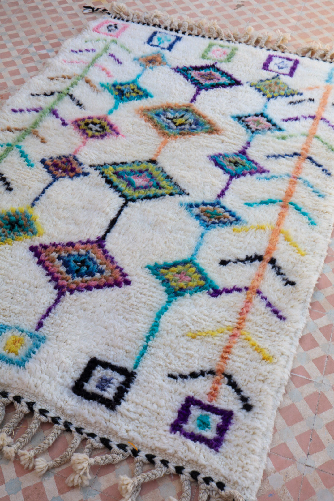 White Berber Azilal carpet with colored patterns - 175 x 122 cm