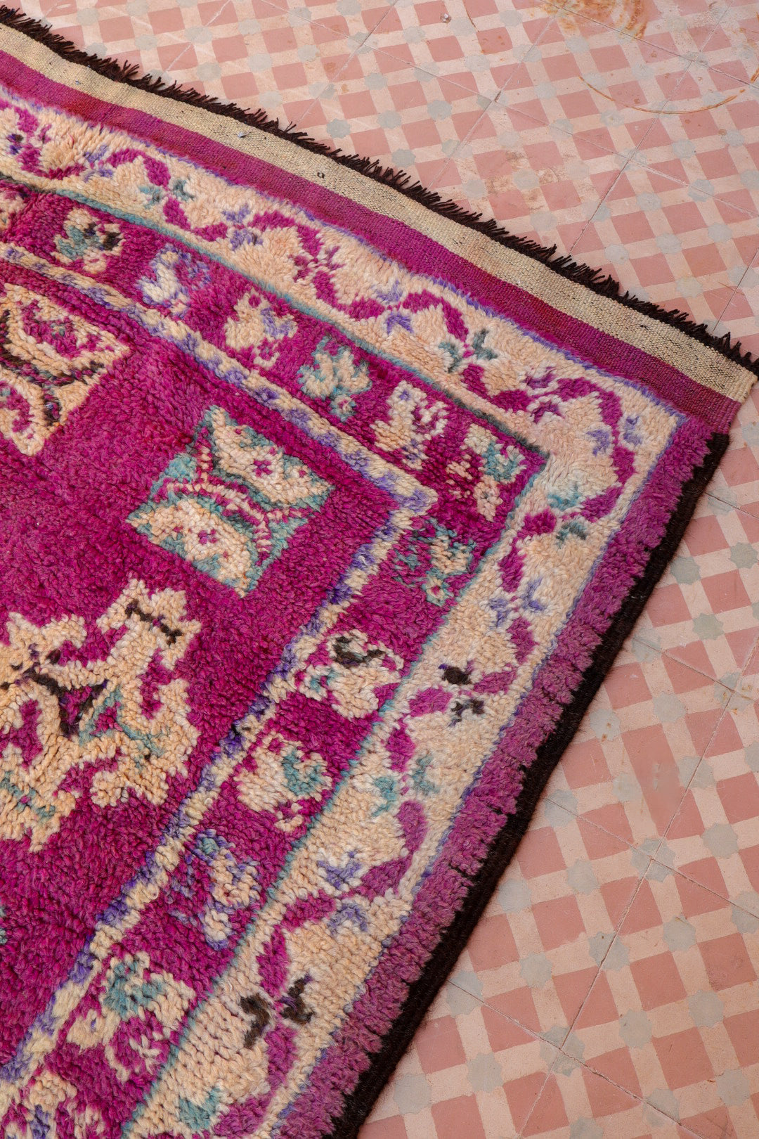 Alfombra bereber Boujaad Antiguos motivos de color violeta magenta - 385 x 173 cm