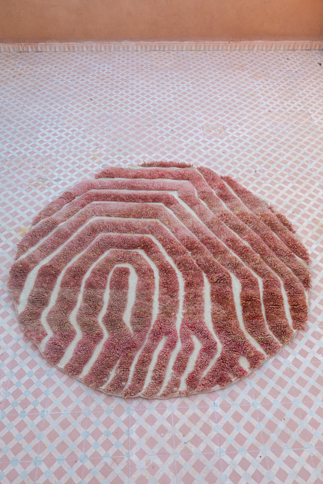 Tapis berbère rond rose à reliefs tapis Mrirt rond à reliefs moderne tapis rond tapis marocain rond et rose à reliefs tapis moderne circulaire fait-main en laine 