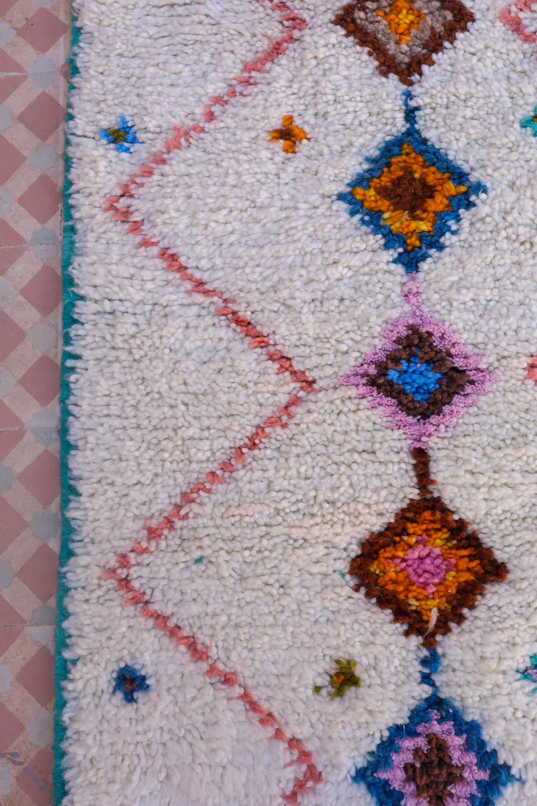 Tapis Berbère Azilal Blanc à Motifs Colorés Bords Turquoise- 268 x 173 cm Néda