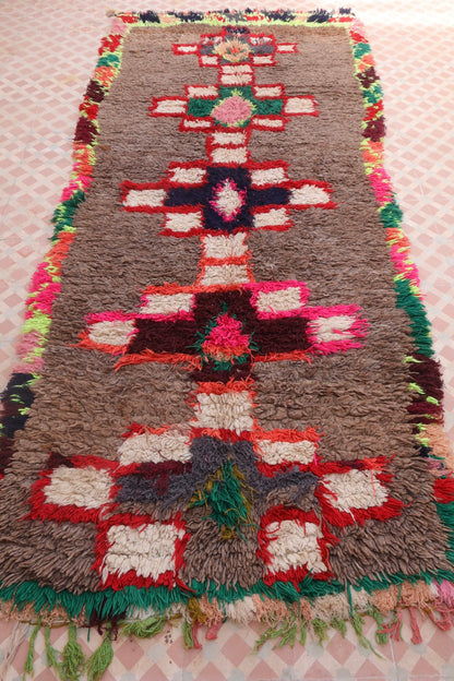 Tapis berbère Azilal vintage bohème chic tapis marocain ancien coloré long éclectique tapis marron motifs fluo laine 