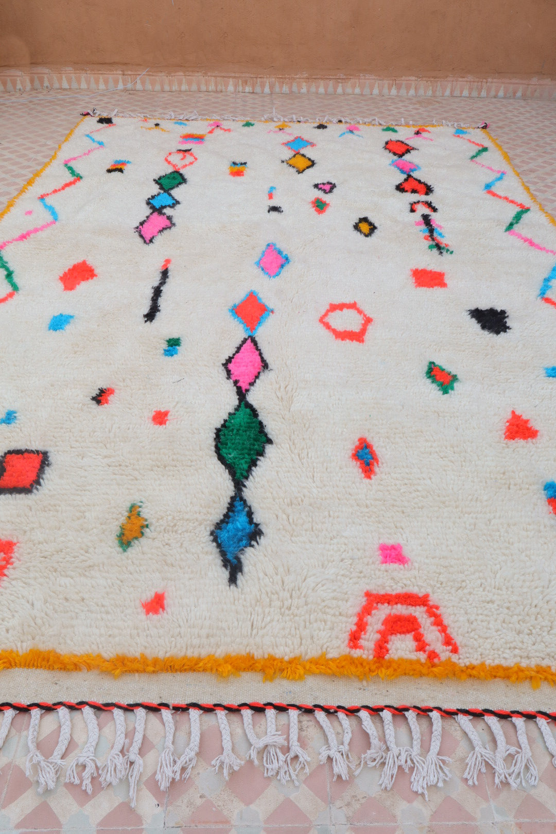 Tapis berbère coloré blanc à motifs ethniques multicolores et fluo et à bords jaunes tapis berbère AZILAL blanc et milticolores à bords jaunes en laine fait-main