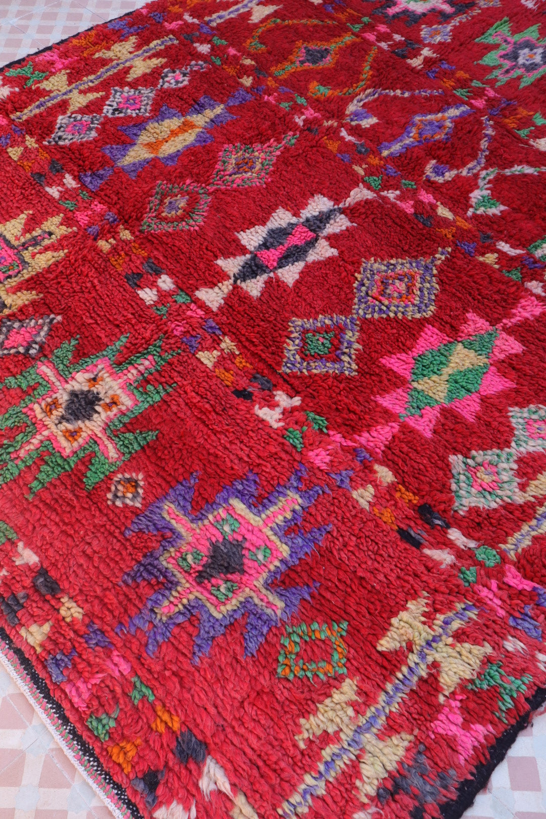 Tapis berbère coloré, tapis berbère multicolore tapis marocain coloré tapis berbère rouge tapis berbère vintage coloré tapis berbère ancien rouge à motifs multicolore tapis berbère en laine multicolore ancien tapis berbère rouge à motifs multicolore ethniques déco bohème chic 