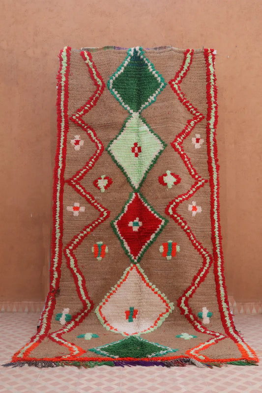 Tapis berbère Azilal vintage bohème chic tapis marocain ancien coloré long éclectique tapis marron motifs fluo laine 