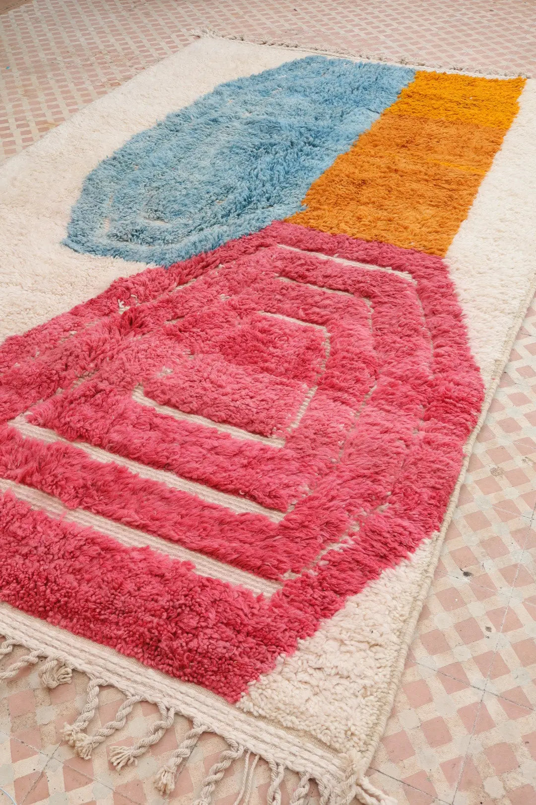 Tapis Berbère Blanc à Motifs Colorés Contemporain à Reliefs Béni Ouarain - 292 x 194 cm Néda