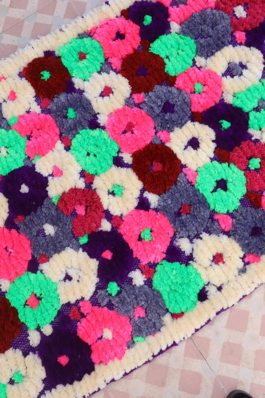 Tapis Berbère Couloir Azilal Violet à Motifs Reliefs Multicolores -300 x 77 cm Néda