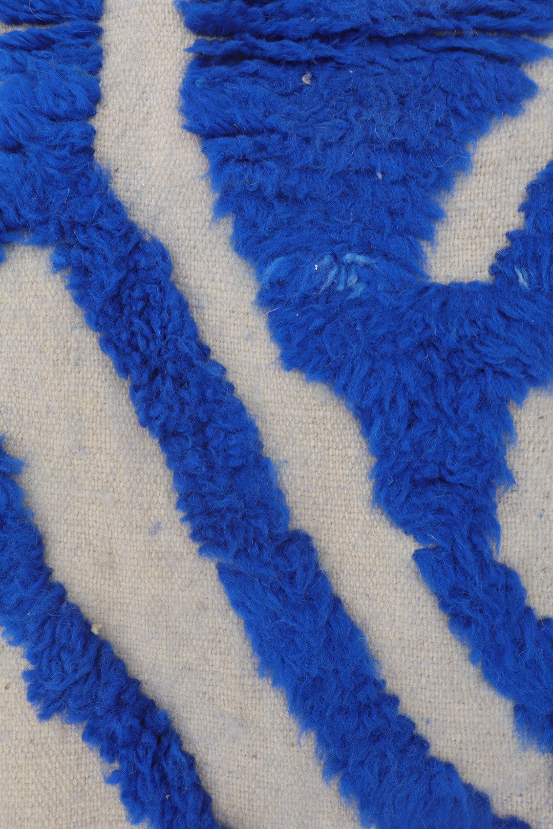 Tapis Berbère Béni Ouarain Moderne Bleu Klein À Reliefs Abstrait - Modèle signature - 160 x 120 cm Néda