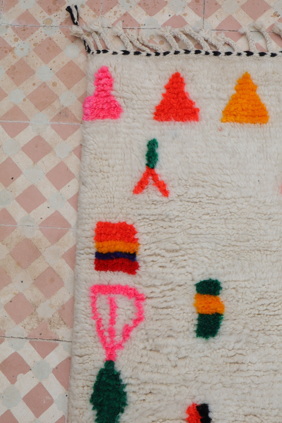 Berberteppich Flur Azilal Weiß mit bunten fluoreszierenden Mustern - 286 x 92 cm Néda