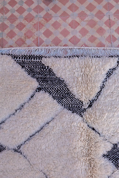 Tapis Berbère Béni Ouarain Blanc et Noir Moderne - 241x 160 cm Néda