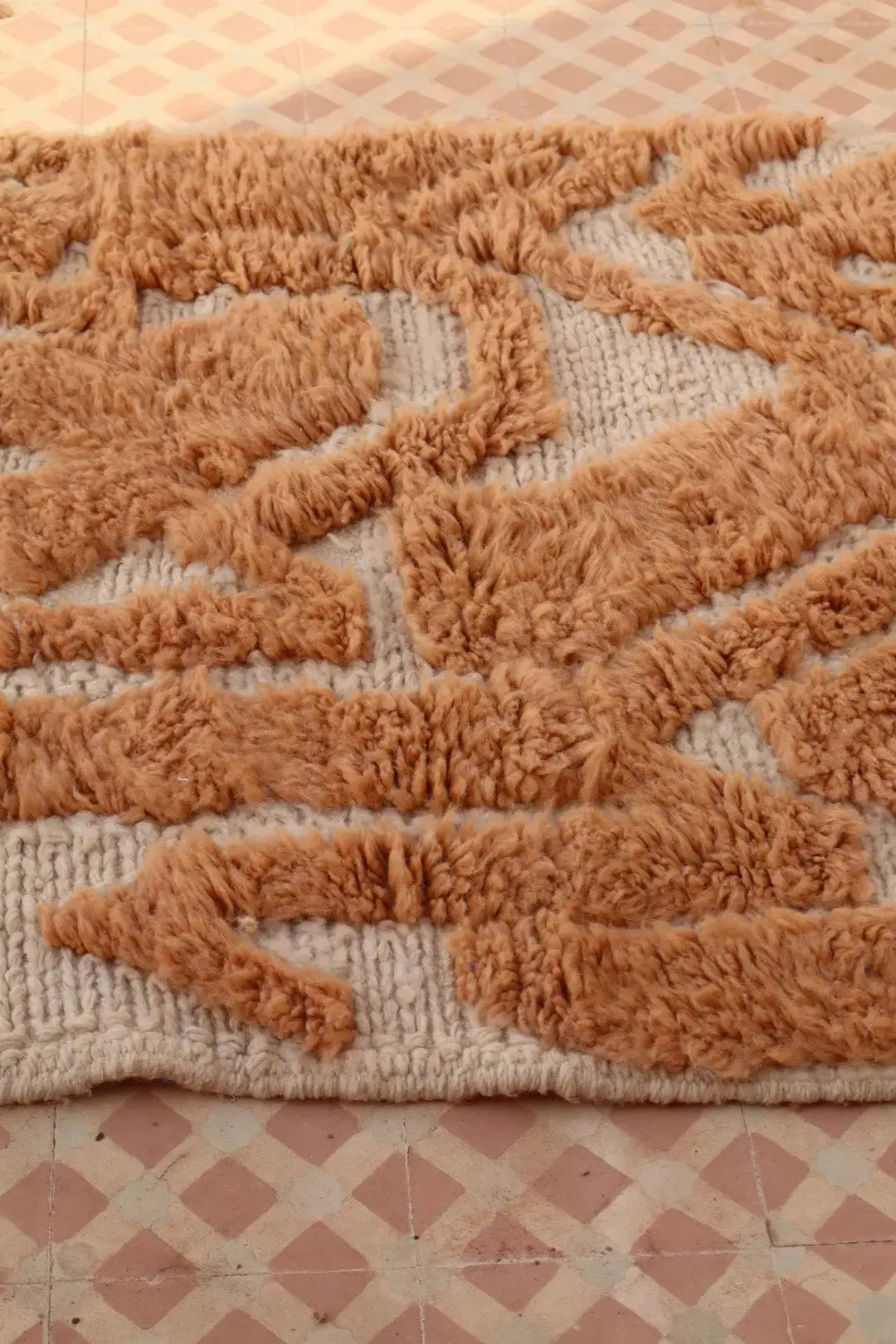 Tappeto Berbero Beni Ouarain Moderno Beige Con Rilievi Astratti - Modello firma 05 Néda