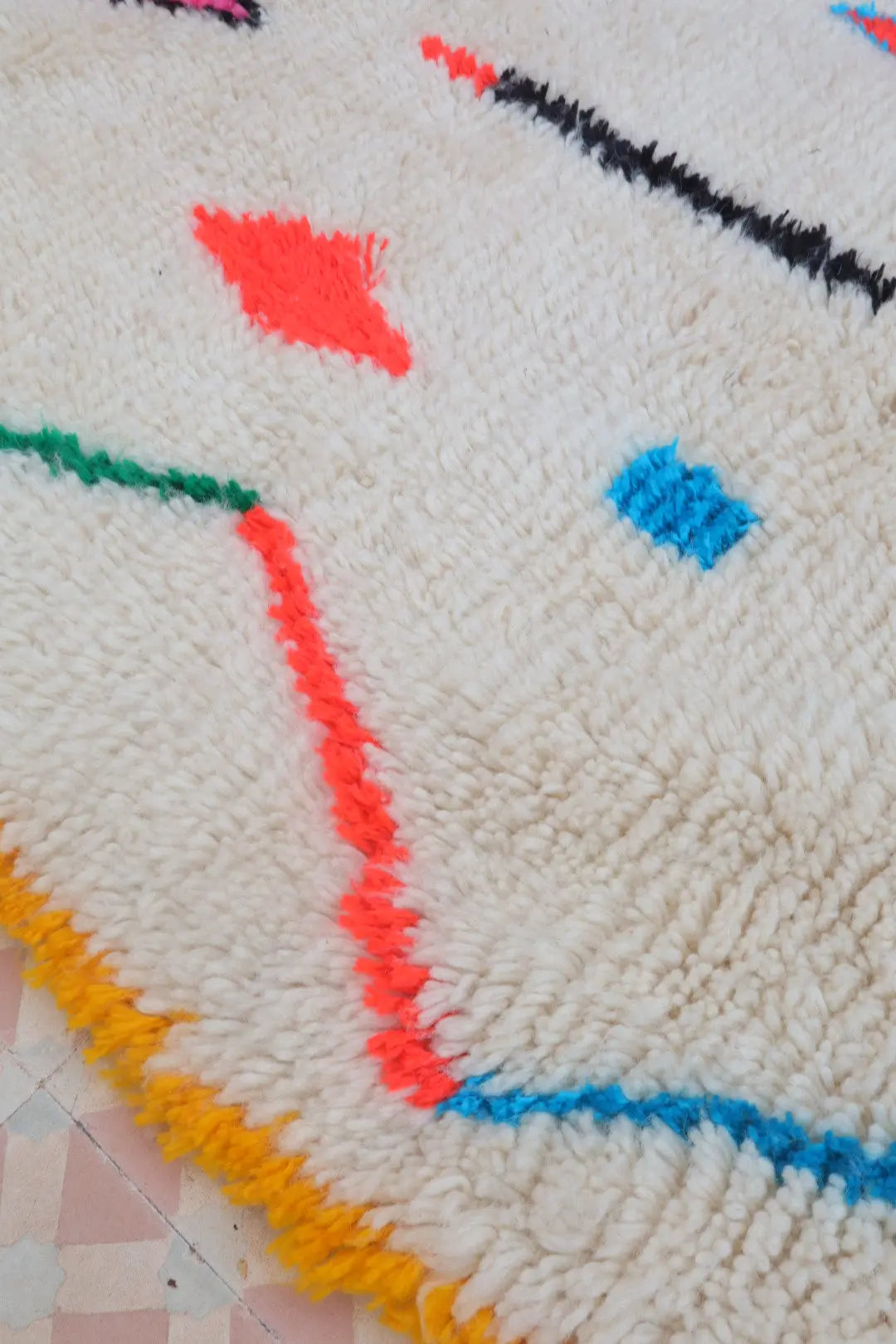 Tapis Berbère Coloré Blanc Motifs Multicolore Cadre Jaune - Azilal Néda