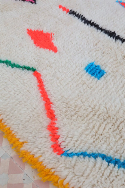 Tapis Berbère Coloré Blanc Motifs Multicolore Cadre Jaune - Azilal Néda