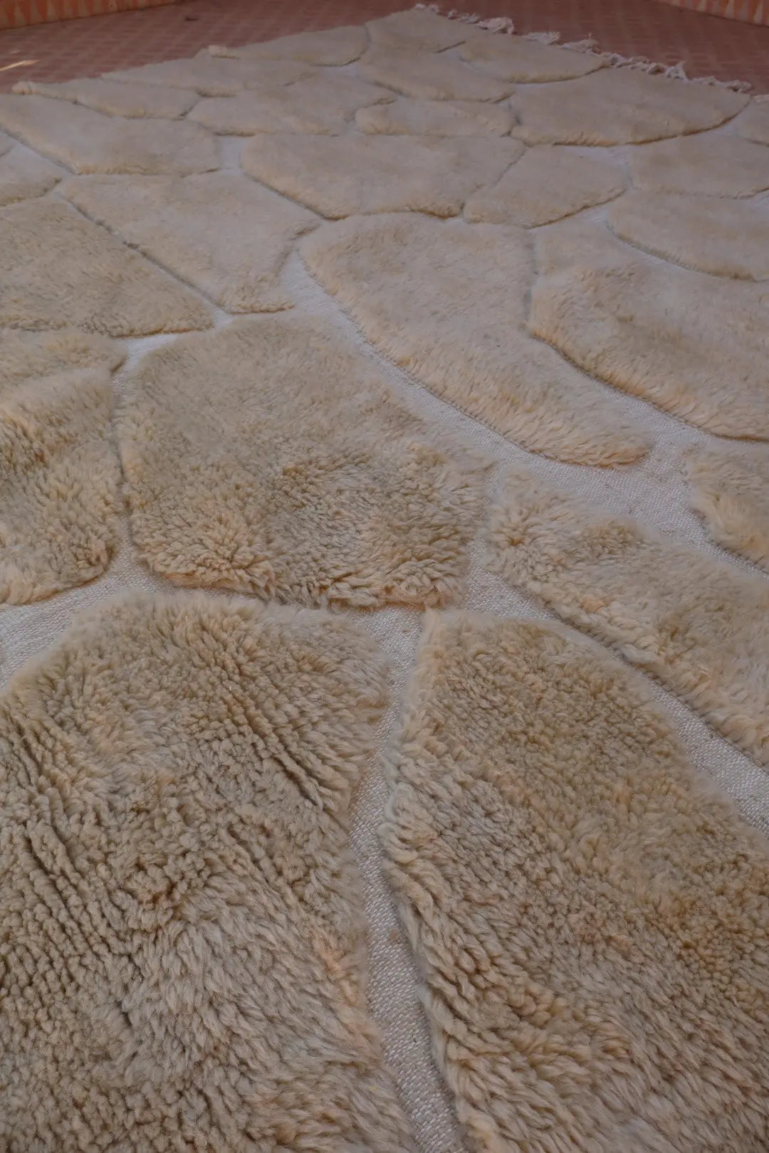 Tapis Berbère Béni Ouarain Blanc Moderne à Reliefs Qualité Supérieure- 310 x 256 cm Néda