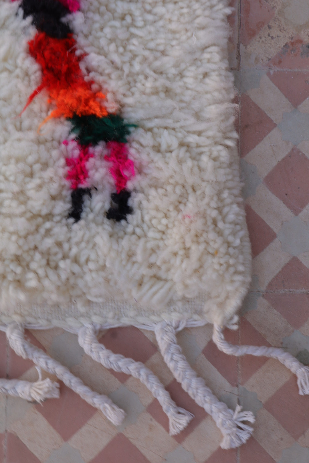 Tapis Azilal Berbère Blanc à Motifs Colorés et Fluo – Fait main- 307 x 207 cm Néda