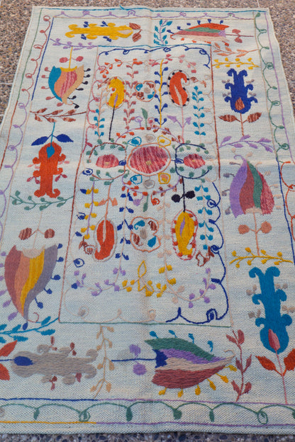 Alfombra multicolor de kilim blanca suzani - 150 x 90 cm