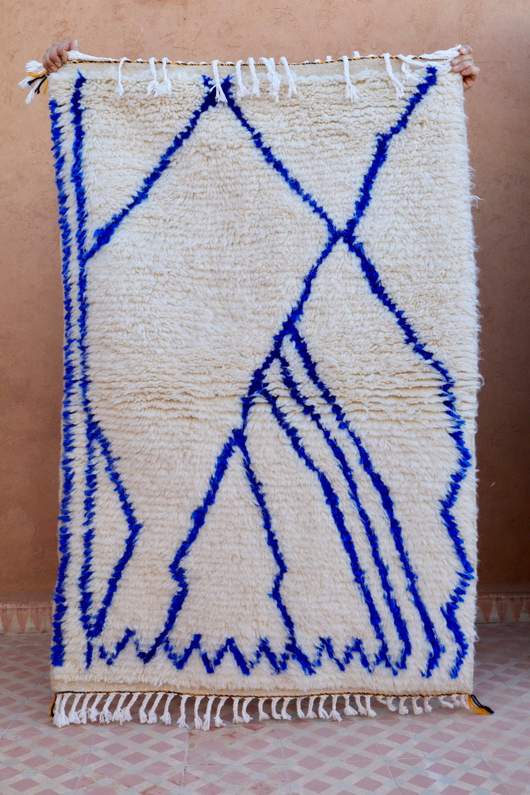 Tapis Berbère Azilal Motifs Abstraits Bleu Klein- 146 x 96 cm Néda