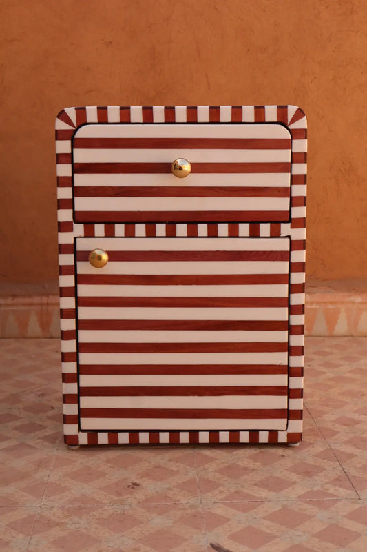 Tabble de chevet incurvée en bois et résine rayé fait-main « NAWM » Néda