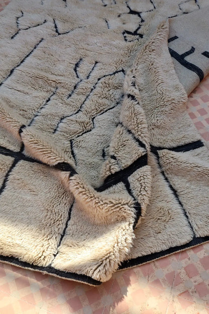 Tapis Berbère Mrirt Foncé Motifs Abstraits Reliefs Noirs - 311 x 200 cm Néda