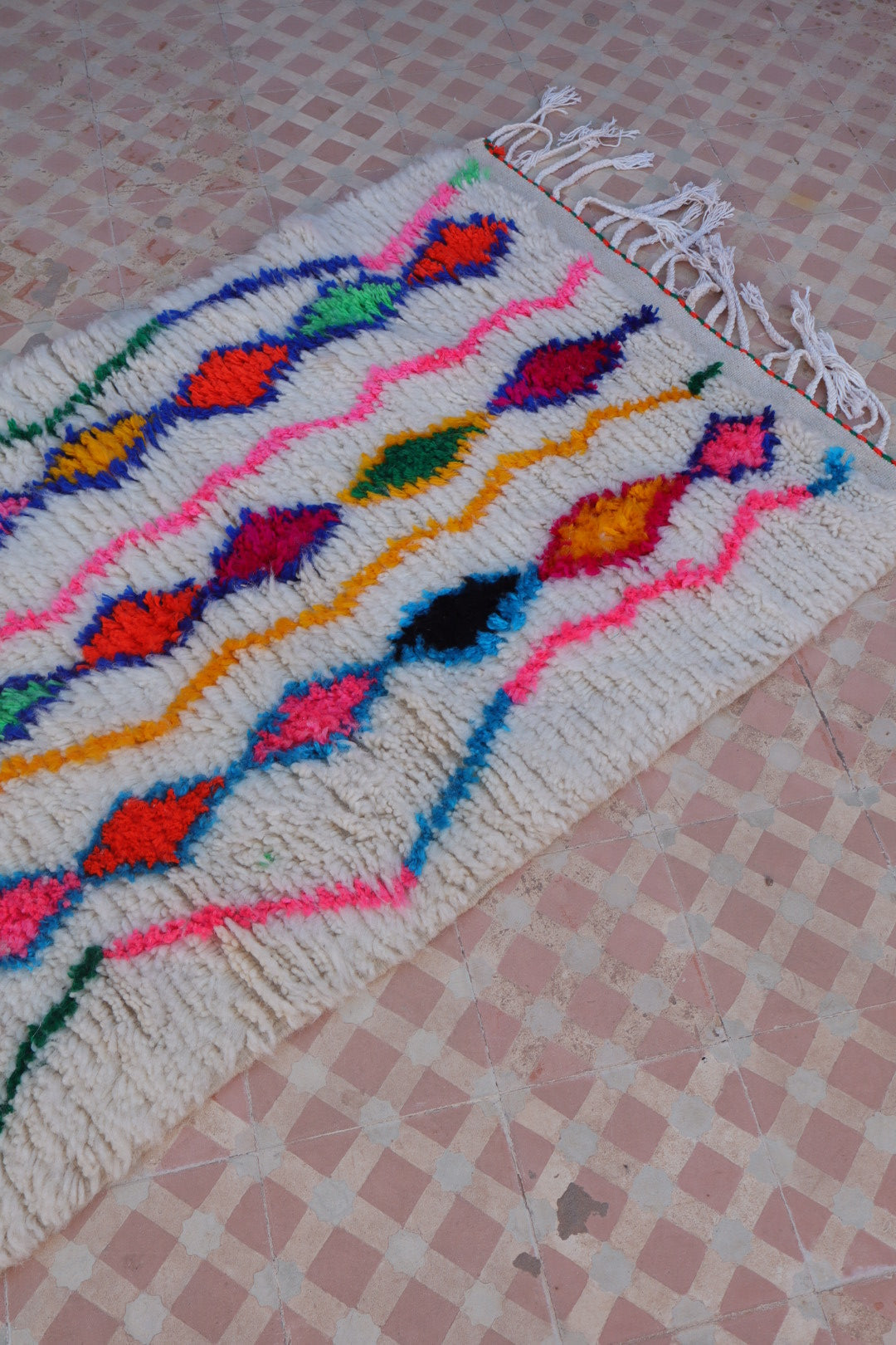 Tapis Berbère Couloir Azilal Blanc à Motifs Colorés Fluos - 300 x 82 cm Néda