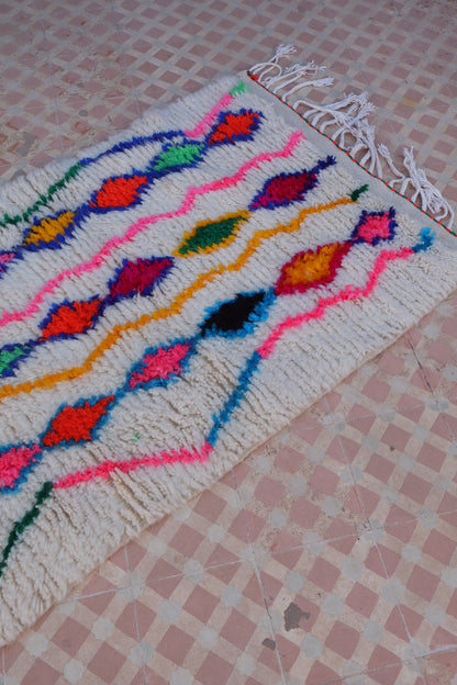 Tapis Berbère Couloir Azilal Blanc à Motifs Colorés Fluos - 300 x 82 cm Néda