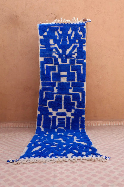 Tapis Berbère Couloir Béni Ouarain Bleu Klein en Reliefs- 307 x 82 cm Néda