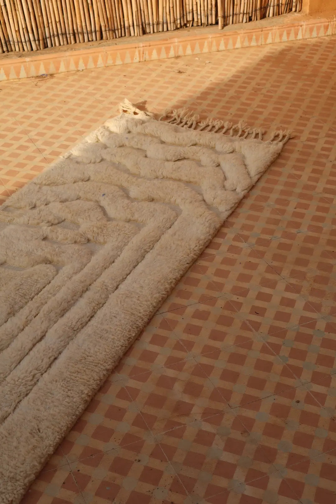 Tapis Berbère de Couloir Béni Ouarain Blanc Moderne à Reliefs Qualité Supérieure- 315 x 76 cm Néda
