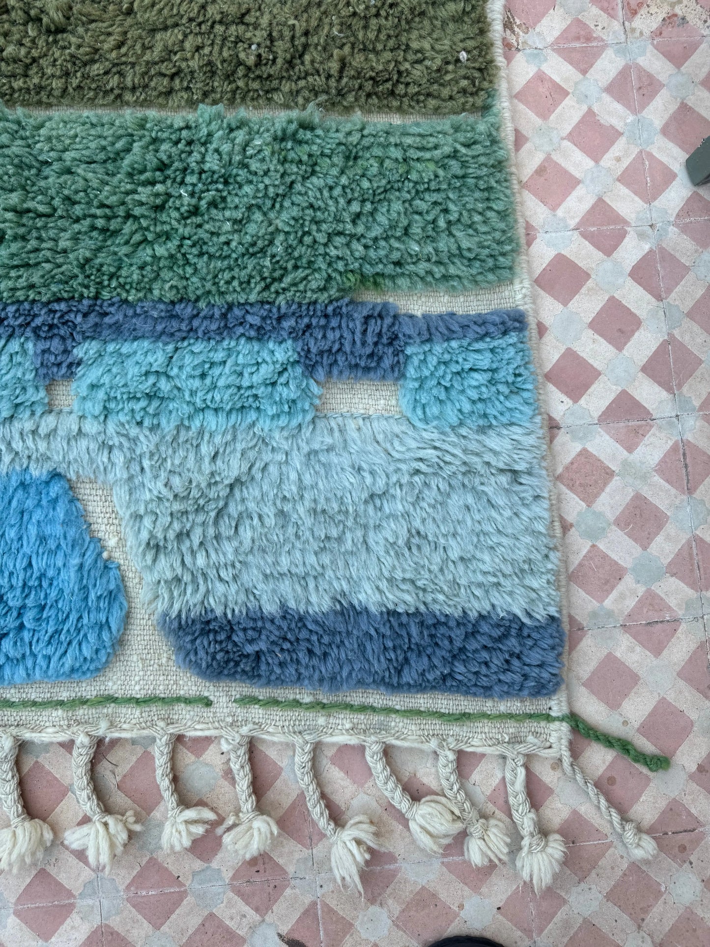 Tapis Berbère Motifs Abstraits Reliefs Bleu Vert Modèle Signature -227 x 220 cm Néda